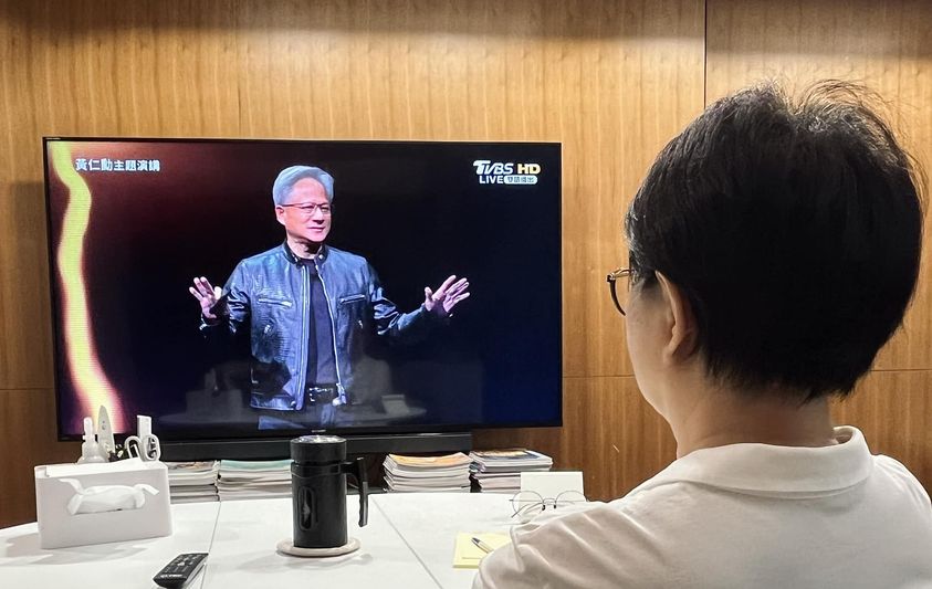 盧秀燕觀看黃仁勳演講直播。 圖：取自盧秀燕臉書
