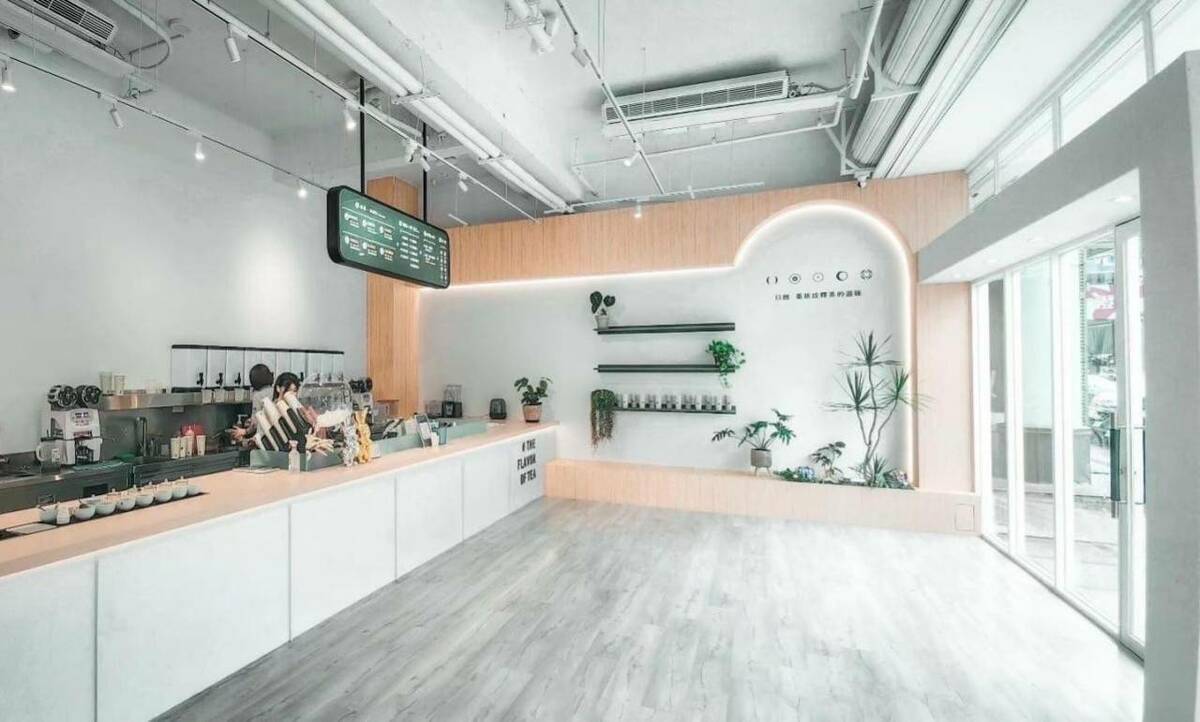 日蝕茶飲專門店「玫瑰白珍珠」在戰區中的站區台中美村路開店，吸引眾多消費者前來品嚐。 圖：業者/提供