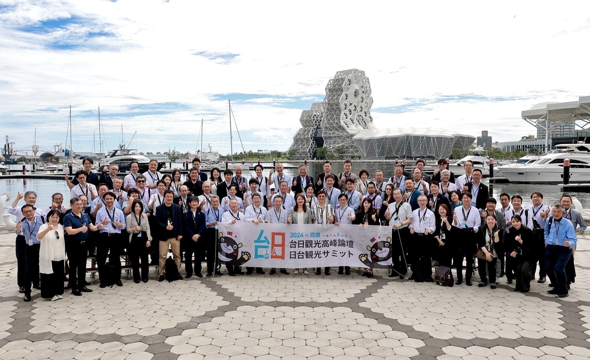 日本與會代表參訪高雄地標高流中心。 圖：高雄市觀光局/提供