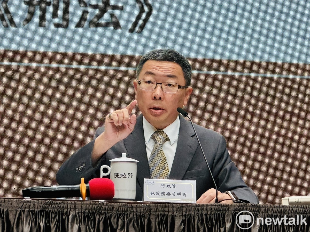 政委林明昕說明時指出，行政院提覆議有7大原因，「這次不是事實上難行，而是法律上難行」，也就是會有《立法院職權行使法》和《刑法》修法牴觸憲法。 圖：謝莉慧/攝