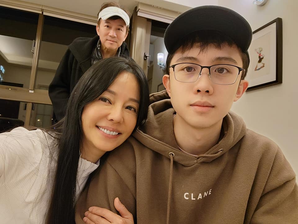 狄鶯昨(14)日發聲回應「沒事的，男孩子嘛，他要做什麼決定我都尊重」。 圖：翻攝自狄鶯臉書