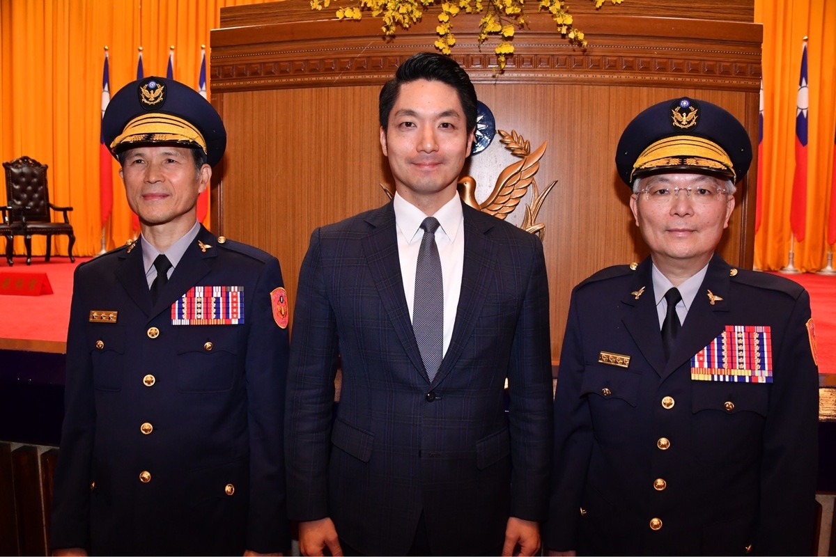 台北市長蔣萬安（中）與卸任台北市警察局長的張榮興（右）、接任台北市警察局長的李西河（左）合影。 圖：台北市政府 / 提供