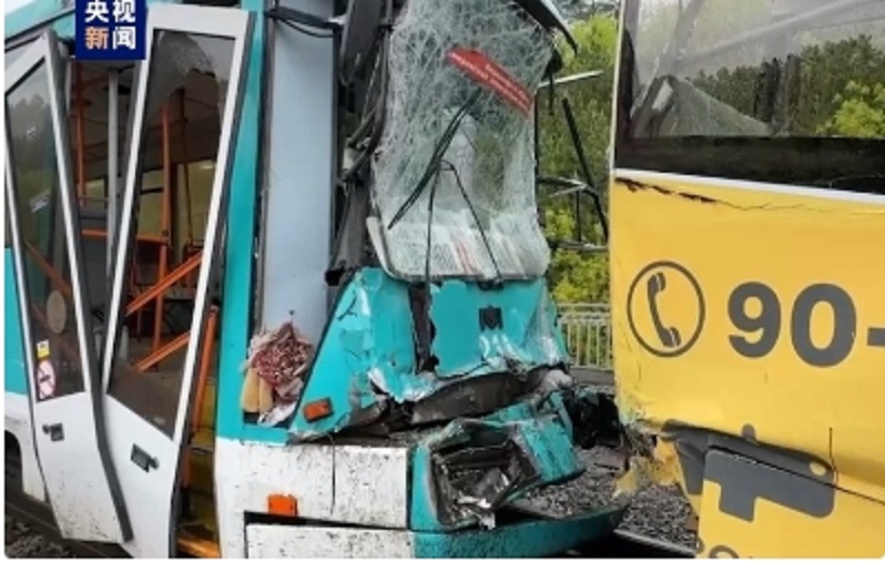 俄羅斯克麥羅沃市 2 輛有軌電車相撞，造成 67 人受傷。 圖 : 翻攝自央視新聞
