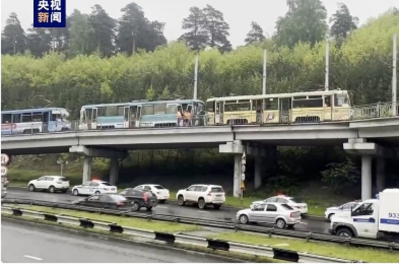 俄羅斯克麥羅沃市 2 輛有軌電車相撞，造成 67 人受傷。 圖 : 翻攝自央視新聞