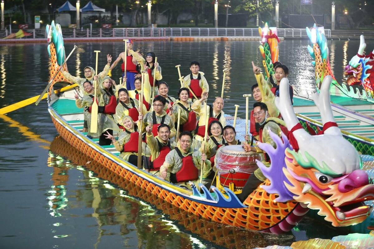 高市府今年提前邀約、協助安排練習，高雄4駐台機構首度全數參加龍舟賽。 圖:高雄市行國處/提供