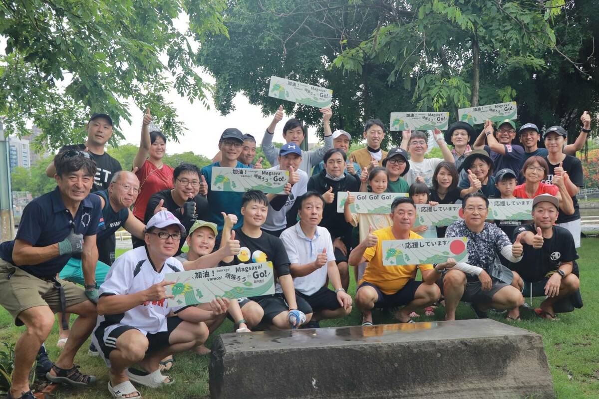 高市府針對台日交流協會特別設計「專屬隊服」、製作「專屬加油手舉牌」。 圖:高雄市行國處/提供
