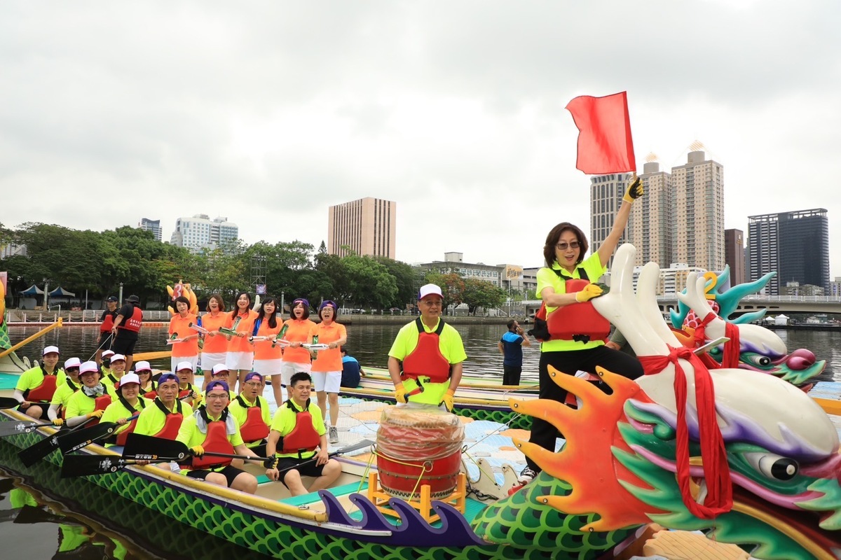 康裕成(右一)親上龍舟幫議員加油、驗收訓練成果。 圖：高雄市議會/提供