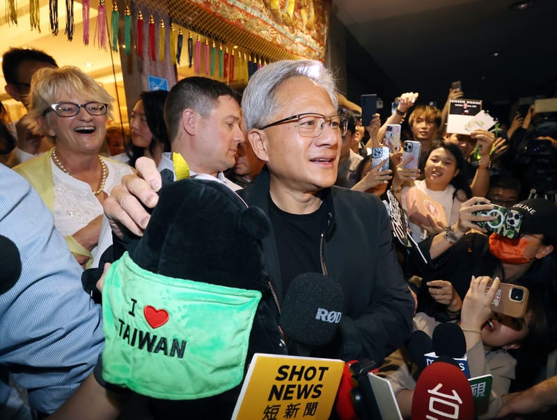 輝達執行長黃仁勳（前中）6日晚間在台北宴請180名輝達員工，做為2024台北國際電腦展順利展出的慶祝晚宴，也吸引大批民眾在店外守候，黃仁勳離開時，有粉絲特別送上一隻黑熊布偶。後左為黃仁勳妻子Lori Huang。 圖：中央社提供