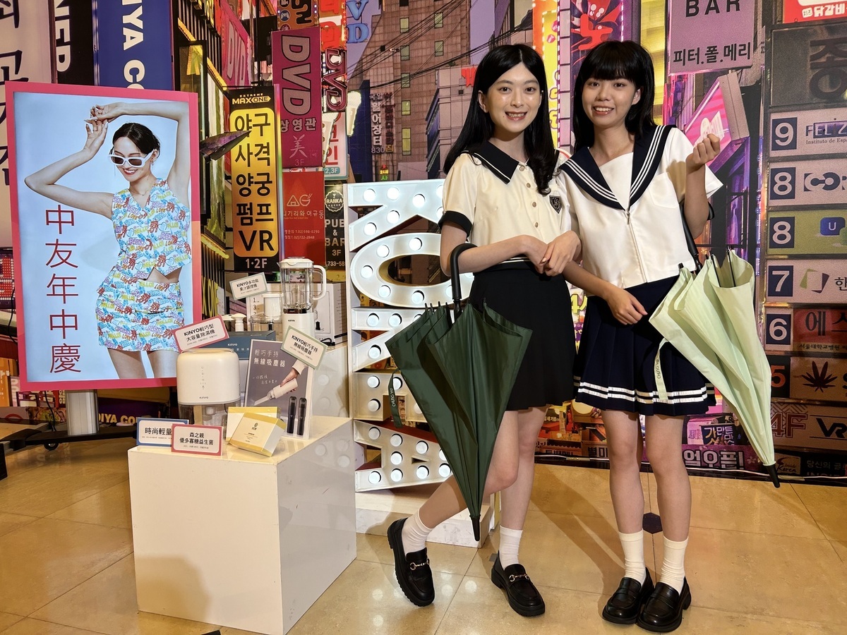 中友百貨與知名雨傘品牌富雨洋傘合作推出5000支採用寶特紗製作的「時尚輕量傘」。 圖：中友百貨/提供