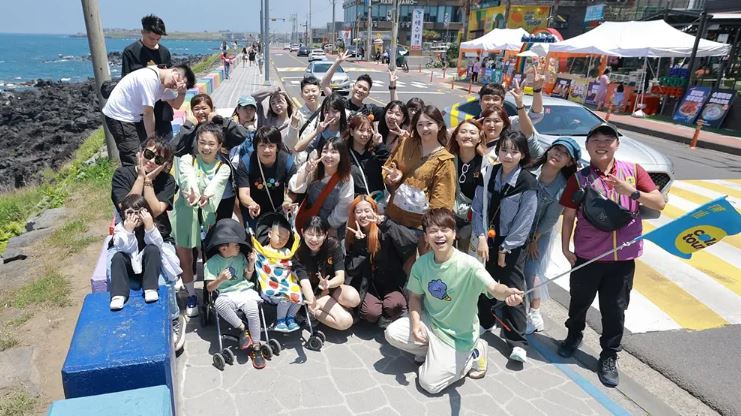 蔡阿嘎日前帶員工們到南韓濟州島旅遊已經沒有蘿拉的身影。 圖：翻攝蔡阿嘎臉書