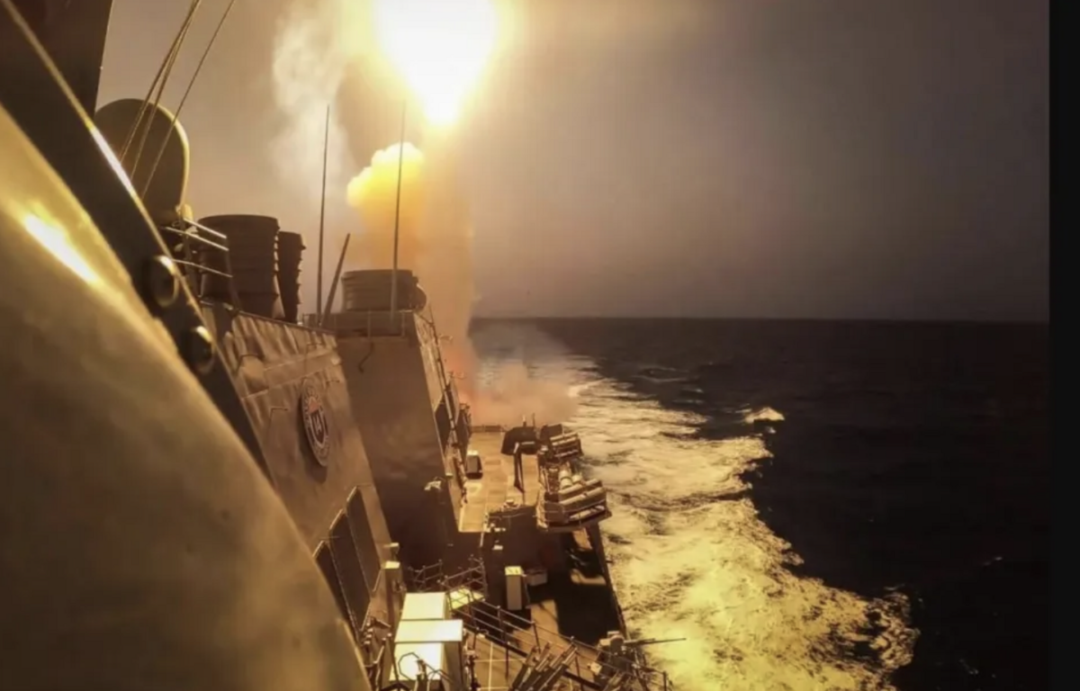 美國軍艦開火攔截胡塞武裝導彈。 圖：翻攝自 騰訊網
