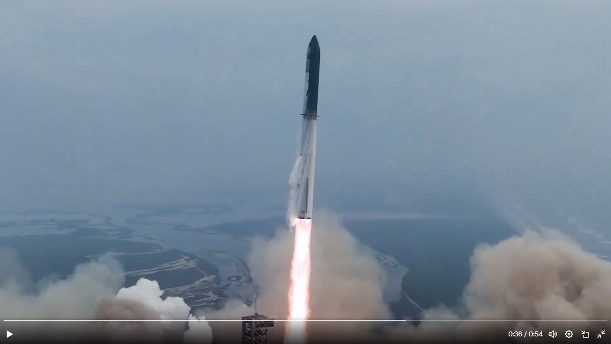 馬斯克旗下的 SpaceX 公司於美國當地時間 6 日上午第四次試飛「星艦」，並成功完成火箭返回地球「濺落」在印度洋上的目標。此次試飛任務成功象徵著人類向重返月球或是移民火星又邁出了一大步。 圖：擷取自 @NiKiTa_32156 X 分享影片