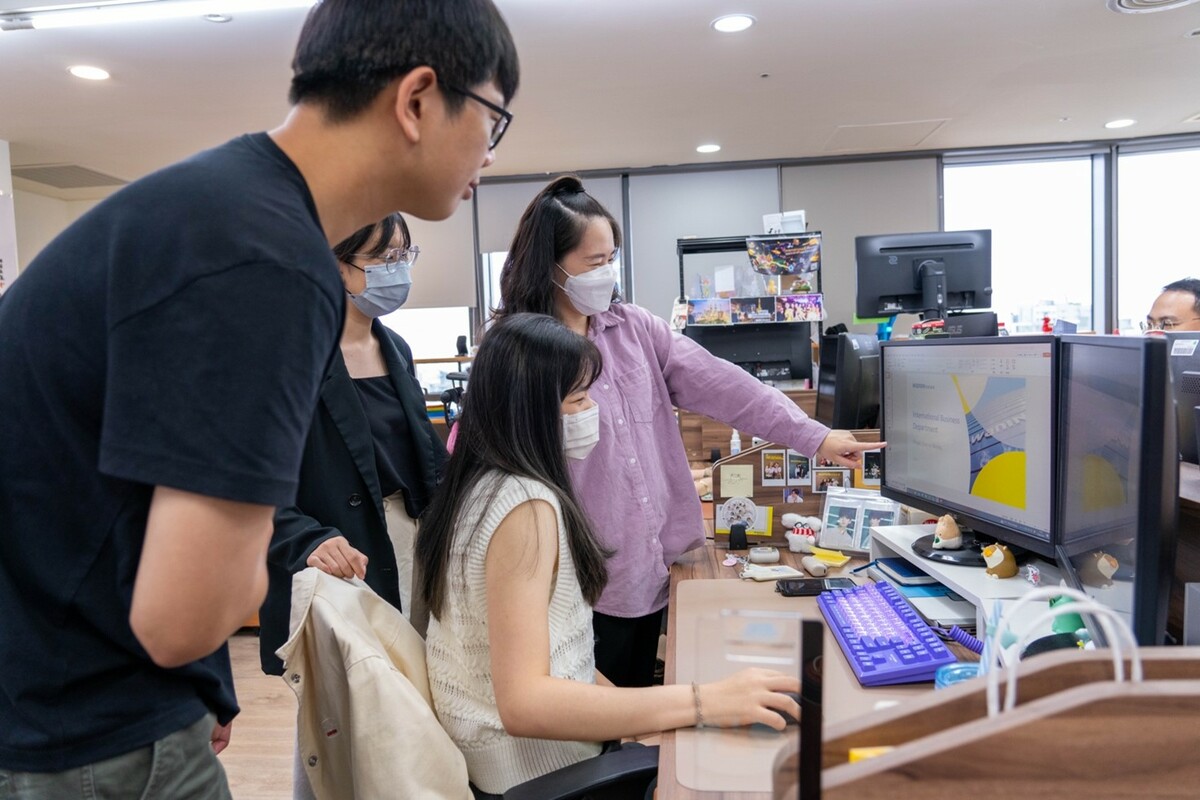 網銀國際自2015年起即積極推動產學合作實習計畫，今(2024)年提供近50個實習名額，近5年的實習計畫就已提供超過150個實習名額，表現出色的實習生畢業後還可直接於集團內部留任銜接職場，平均每年約4成以上的留任率！ 圖：網銀國際／提供