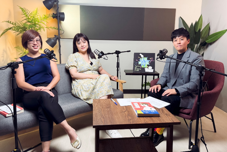「性平真心話」節目由李晏榕、蔡宜文主持，首集邀請作家李屏瑤對談。 圖：民進黨提供