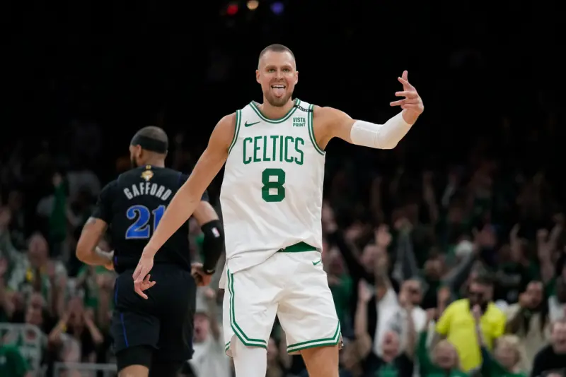 ▲NBA美國職籃總冠軍賽今(7)日迎來首戰G1，綠衫軍主戰前鋒Kristaps Porzingis傷癒復出就有好表現，全場攻下20分6籃板，並送出3次阻攻，也率塞爾提克在主場搶下開門紅。（圖／美聯社／達志影像）