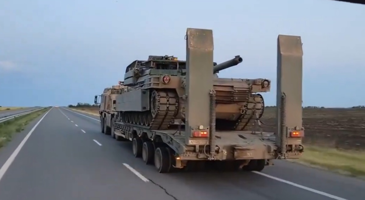 德國提供的 MAN HX81 坦克運輸車，正在烏克蘭服役，並運載美國提供的 M1A1 坦克。 圖：翻攝自 OSINTtechnical X（前推特）帳號