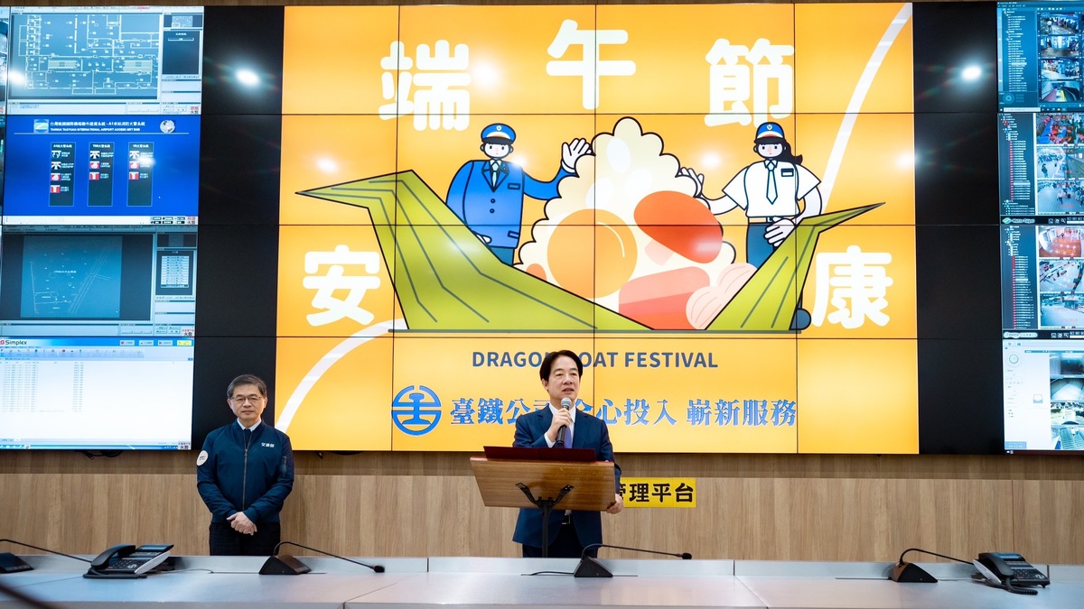 總統賴清德前往台北車站，視察端午節連假交通疏運情形。 圖：總統府提供