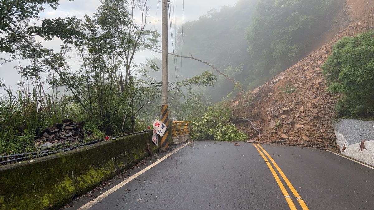 南投山區多處道路有落石坍方及泥流中斷現象。為了進行聯外道路搶通，林業保育署南投分署宣布奧萬大國家森林遊樂區6月7日起暫時休園三天。 圖：翻攝自奧萬大情報站臉書