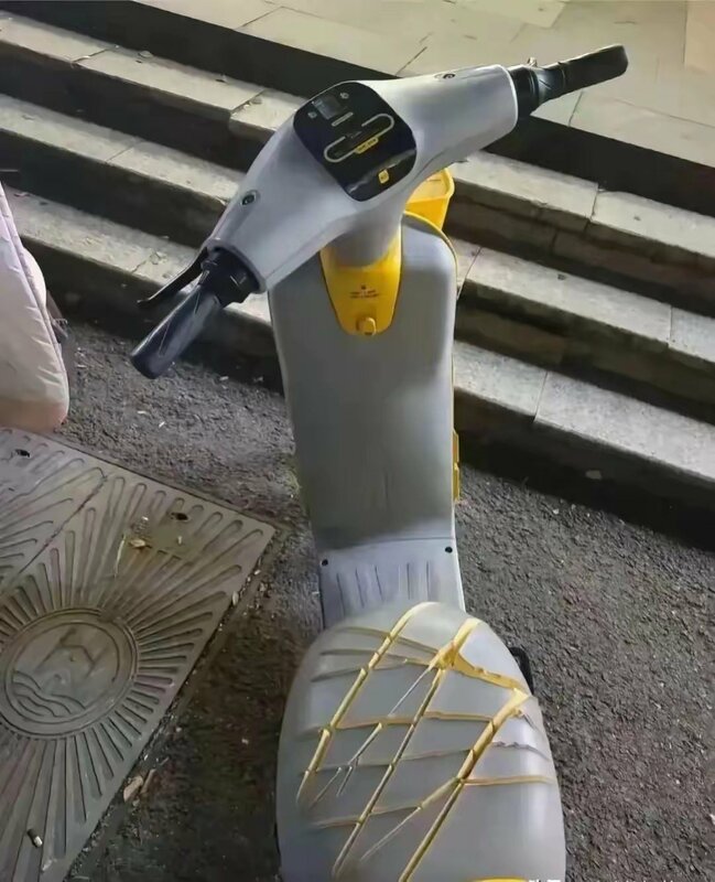 中國共享電動車被民眾破壞。 圖：翻攝自德潤傳媒 X（前推特）帳號