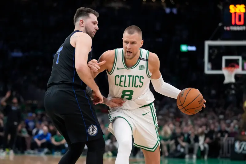 ▲塞爾提克主戰前鋒Kristaps Porzingis總算趕在總冠軍賽歸隊，而他傷癒復出首戰就有好表現，全場攻下20分6籃板3阻攻，是球隊贏球一大功臣。（圖／美聯社／達志影像）
