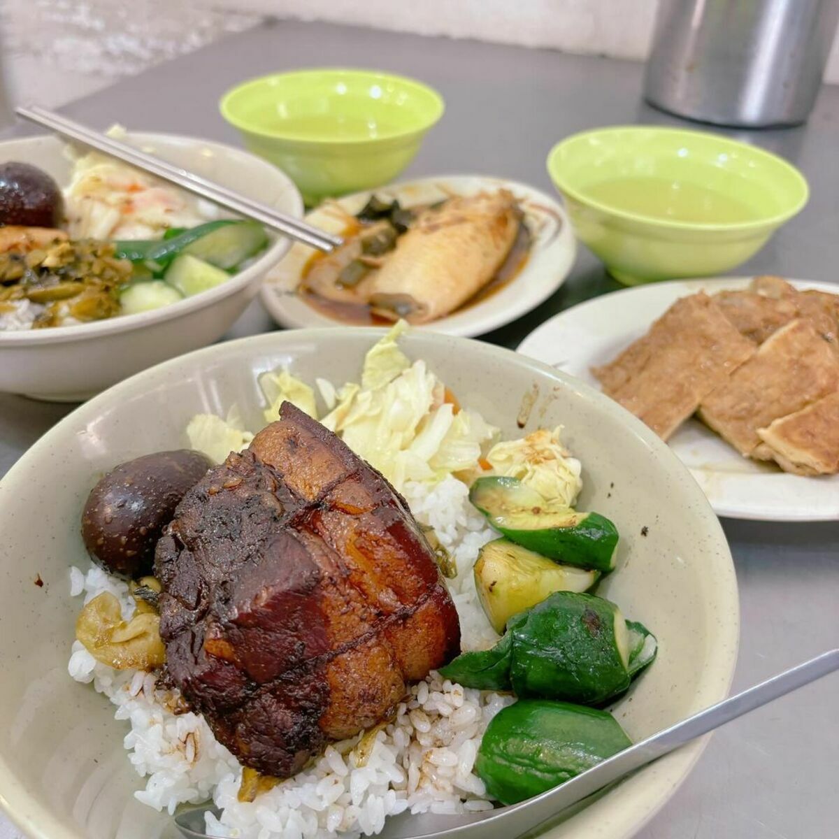 台北車站周邊超過70年的「鄭記豬腳肉飯」。 圖：台北市政府觀光傳播局／提供