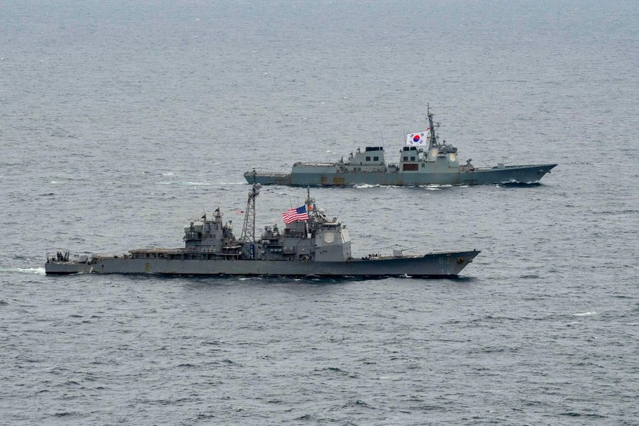 南韓世宗大王級神盾系統驅逐艦「栗谷李珥號(DDG-992)」。前方為美軍史摩爾斯號飛彈巡洋艦(CG-62)。 圖：翻攝「X」@CaesarGI(資料畫面)
