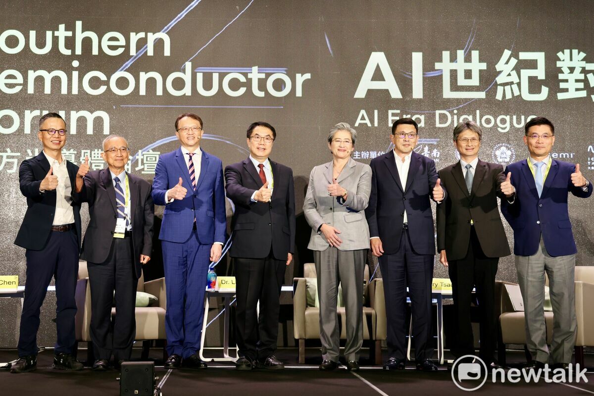 大台南會展中心登場的「南方半導體論壇」今日下午由超微半導體（AMD）董事長暨執行長蘇姿丰與宏碁（Acer）董事長暨執行長陳俊聖進行「南方半導體對談」，影響全球的兩位企業領導人首次相聚台南，暢談南方半導體產業的新契機、分享企業領導經驗，台南市長黃偉哲也在論壇開場致詞表達歡迎之意。 圖：台南市政府提供
