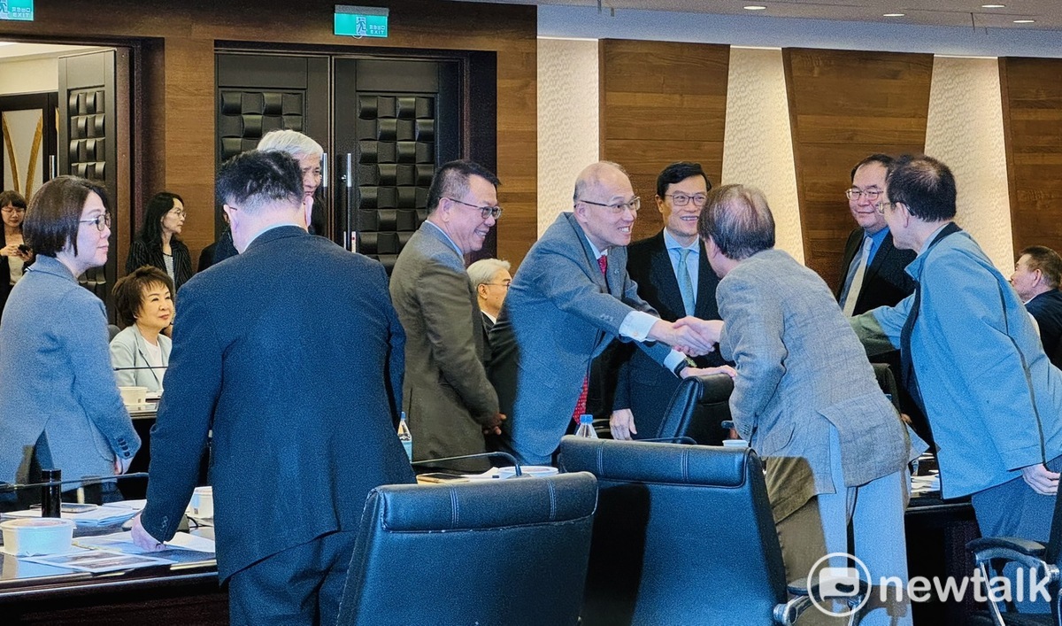海基會董事長李大維和現場董監事一一握手道別。 圖：謝莉慧/攝