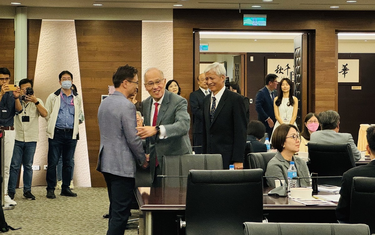 海基會董事長李大維和現場董監事一一握手道別。 圖：謝莉慧/攝