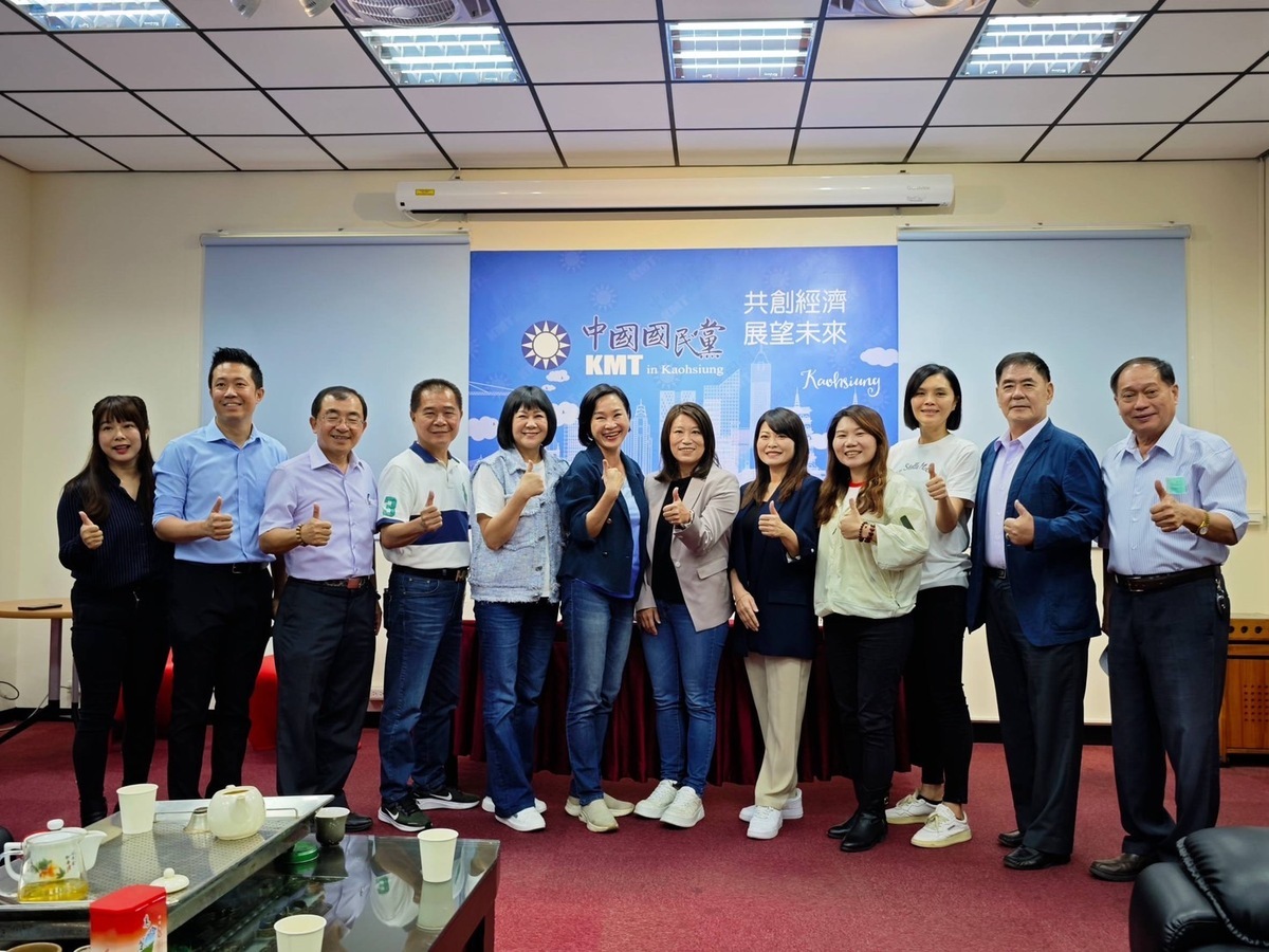 柯志恩(左六)拜會高雄市議會國民黨團。 圖：國民黨高雄市黨部/提供