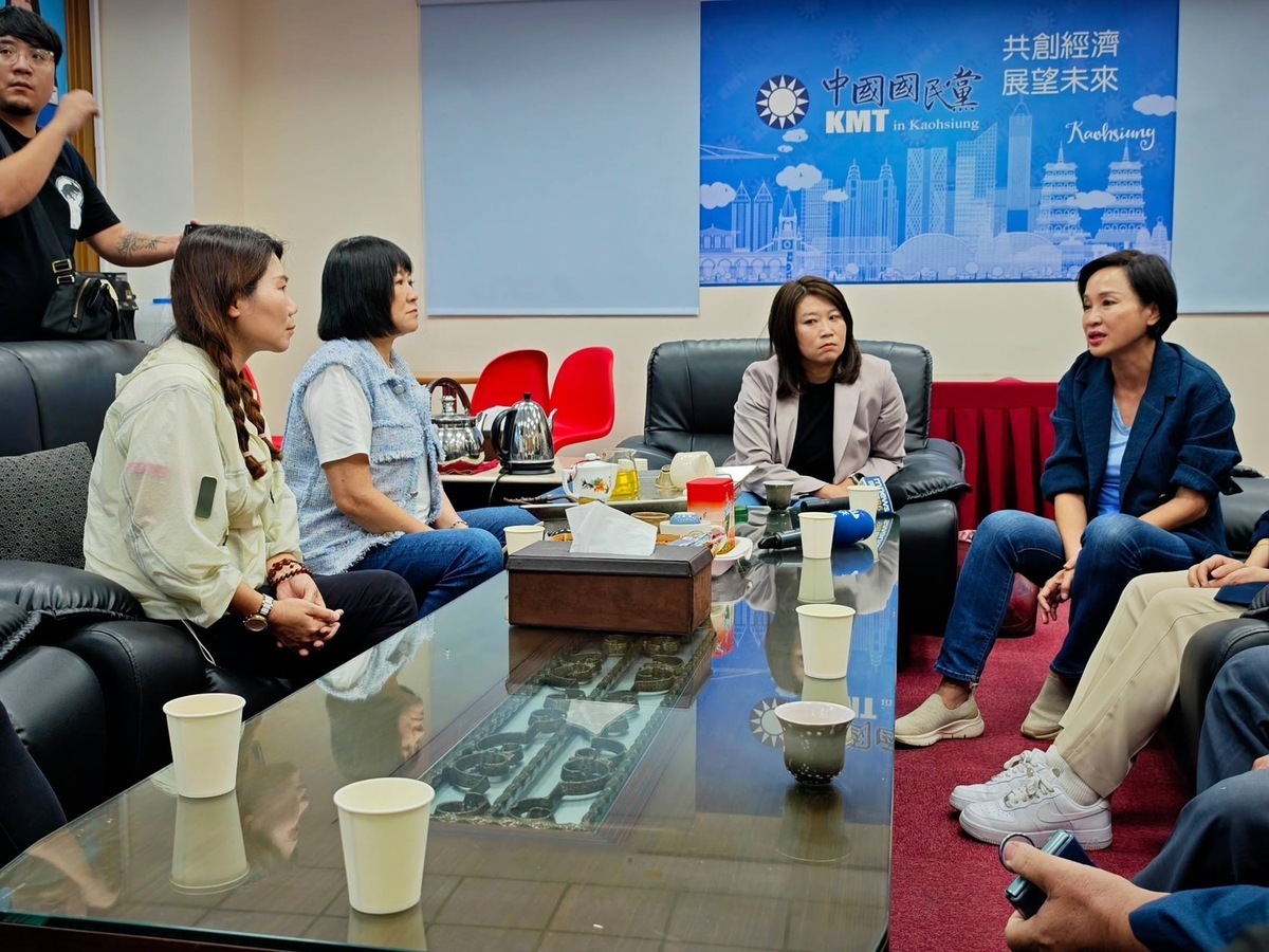 柯志恩(右一)與黨籍議員座談交流心得。 圖：國民黨高雄市黨部/提供