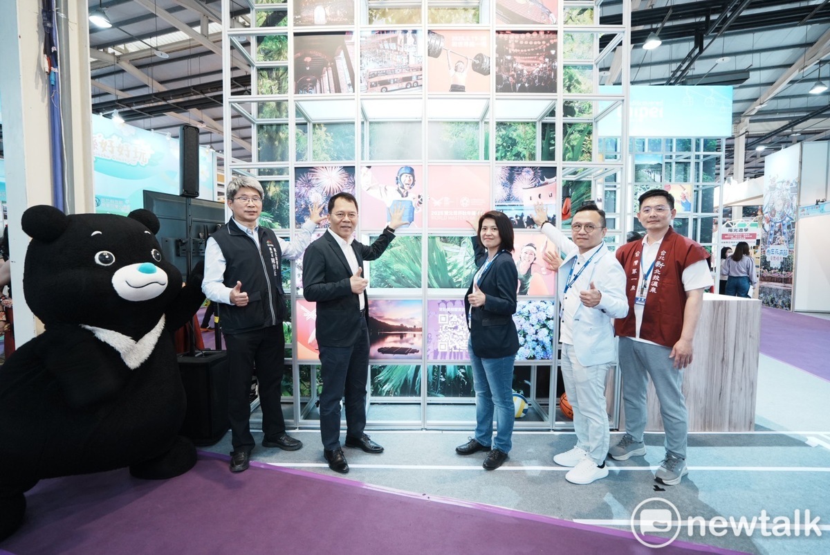 台北市觀傳傳播局長王秋冬（左二）上任後全台跑透透行銷台北市，今年4月親自到台中國際旅展宣傳。 圖：唐復年/攝