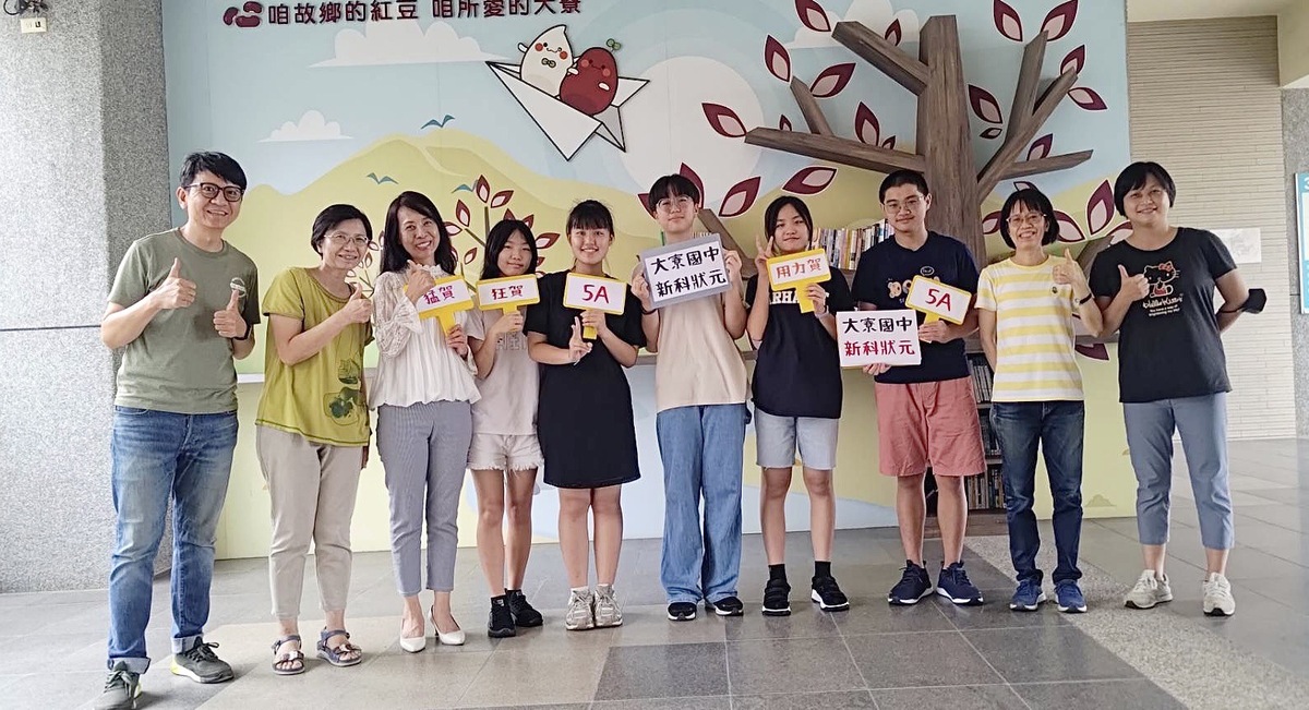 大寮國中師長對國中會考出現5A五狀元同感與有榮焉。 圖：高雄市大寮國中/提供