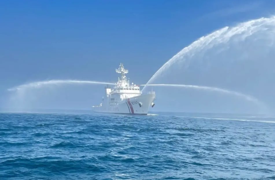 目前，菲律賓海岸警衛隊的 97 米級巡邏艦「特蕾莎·馬格巴努阿」號仍停留在仙賓礁潟湖內。 圖：翻攝自唐駁虎