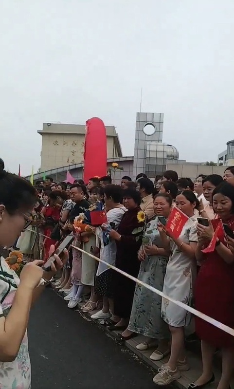 許多中國父母為了讓孩子們考取好學校，都紛紛穿上旗袍討個好彩頭。 圖：翻攝自微博
