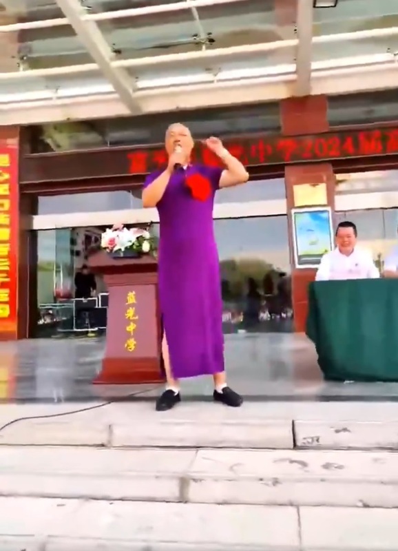 一位校長聲稱，他是為了學生穿上旗袍時，演講台下的學生歡聲雷動。 圖：翻攝自羅翔 X（前推特）帳號