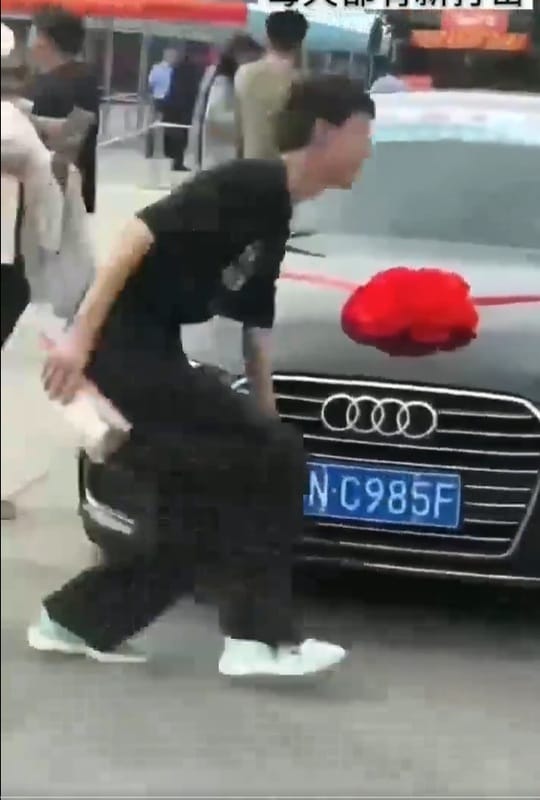 許多參考高考的學生們，路過一輛車牌寫有 985 的車子時，都特意摸了車牌。 圖：翻攝自 Daniel Fang X（前推特）帳號