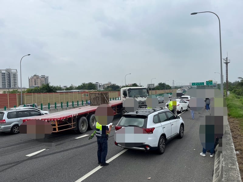 國道1號台南仁德段南向車道8日上午發生營業半聯結車追撞3輛汽車事故，車道一度嚴重回堵，幸無人受傷。 圖 : 國道公路警察局/提供