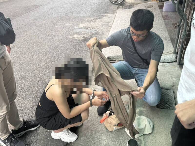 女子台南市區販毒又遭通緝 警埋伏逮捕送辦