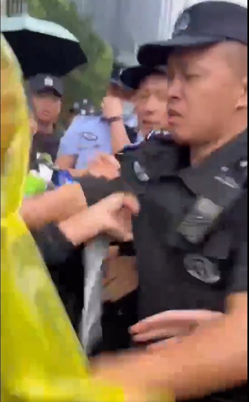 杭與城小區業主在交控集團合法提出訴求時，遭到警察逮捕。 圖：翻攝自李老師不是你老師 X（前推特）帳號