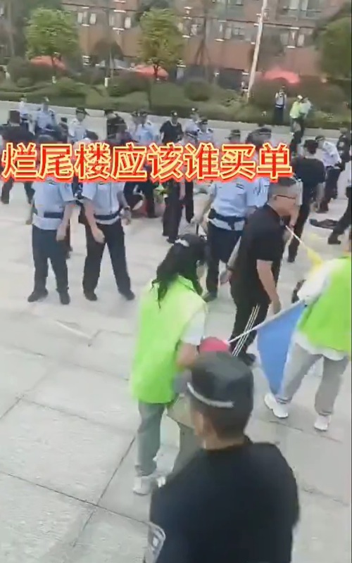 中鐵雲和春天樓盤爛尾 4 年，至今仍未封頂。大量業主們聚集在貴州售樓處維權時，被警察按倒逮捕。 圖：翻攝自李老師不是你老師 X（前推特）帳號