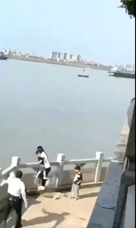 母親抱起其中一名孩子企圖跳橋。 圖：翻攝自羅翔 X（前推特）帳號