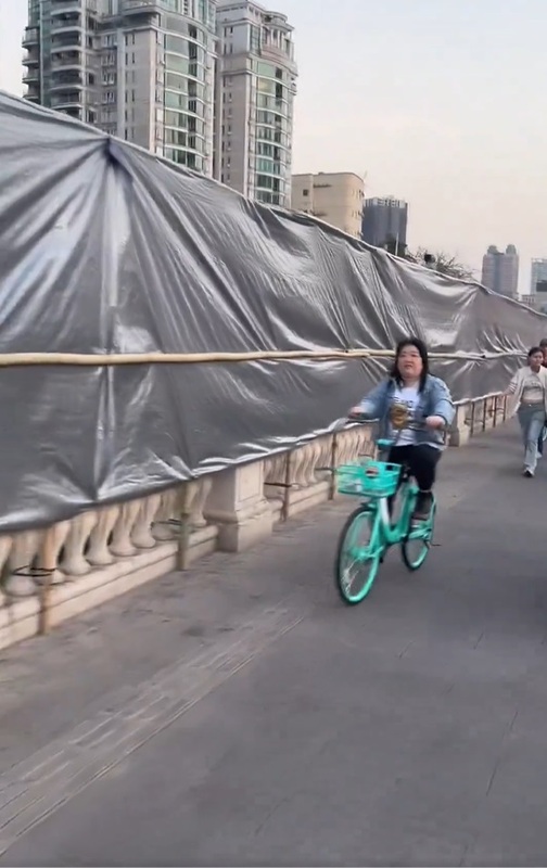 橋的欄杆被加高並蓋上黑布，以此讓民眾不易攀爬。 圖：翻攝自 iPaul X（前推特）帳號