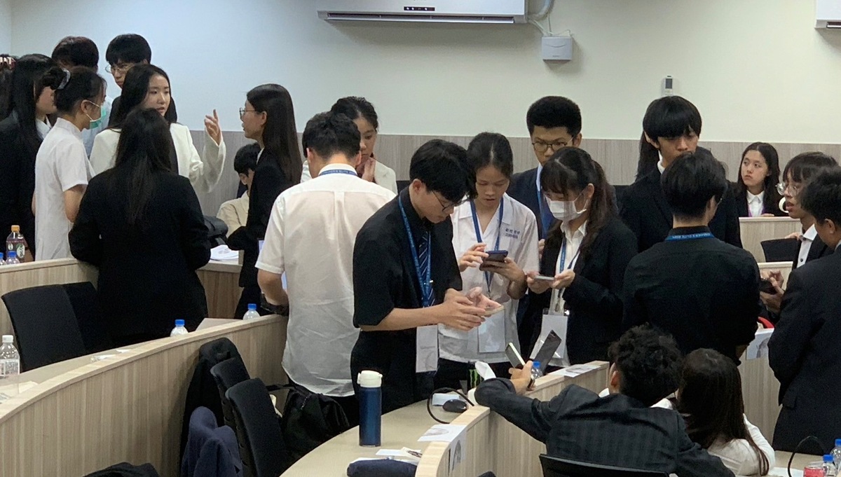 與會同學代表的國家代表透過交涉溝通進一步結盟，爭取對決議案的支持。 圖：高雄中學/提供
