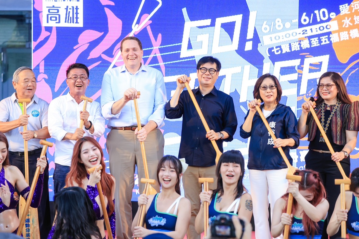 陳其邁(中)帶領貴賓及啦啦隊共持龍舟槳為活動划開序幕。 固：高雄市政府/提供