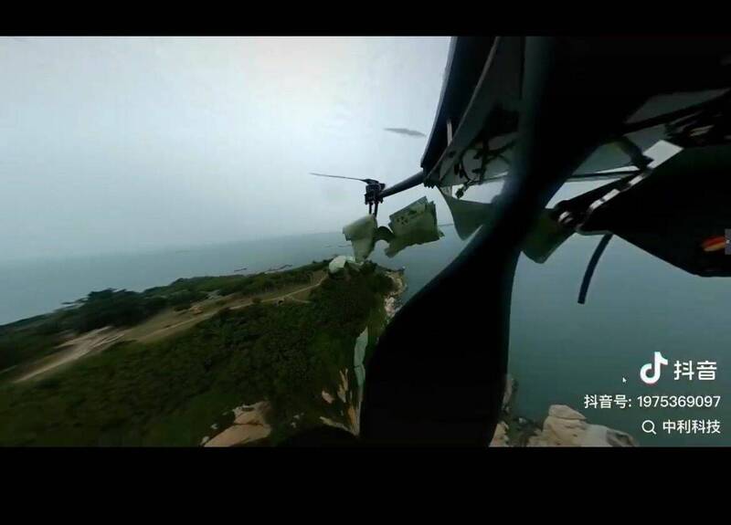 中國無人機在金門上空空投傳單，不但破壞環境也影響飛航安全。 圖：翻攝臉書「靠北金門」