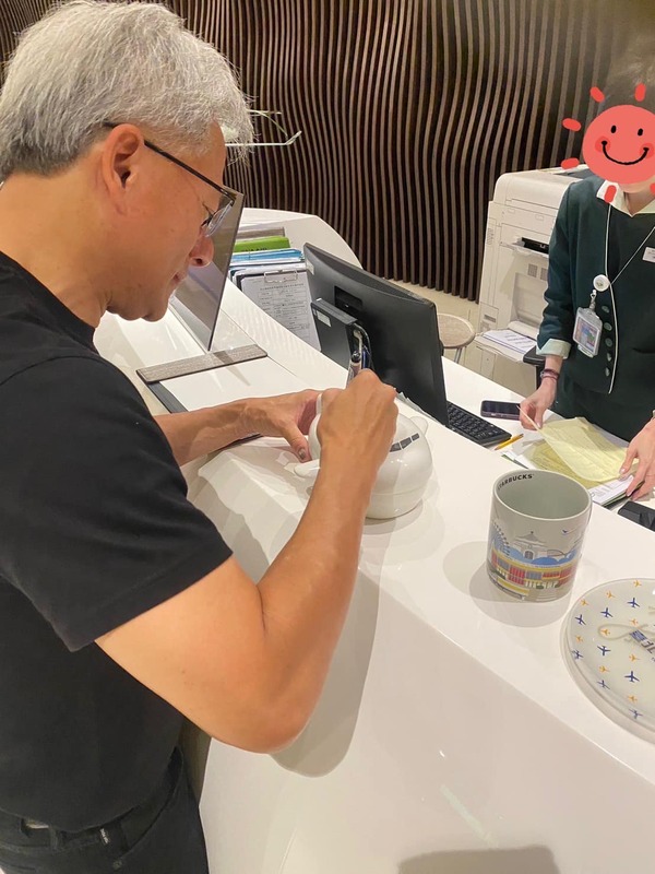 松機小編在臉書粉專發文曝光黃仁勳親切簽名。 圖/松山機場臉書粉專