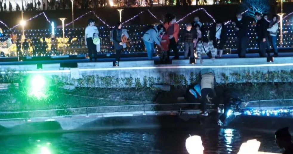 台中燈會2月17日發生有遊客被擠落邊坡掉入滯洪池的意外。 圖：翻攝jtphotoland IG