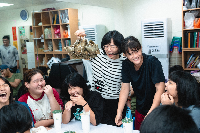 蘇巧慧端午前送粽 勉拳擊隊打出一片天
