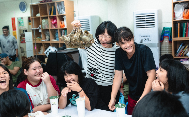 蘇巧慧端午前送粽 勉拳擊隊打出一片天